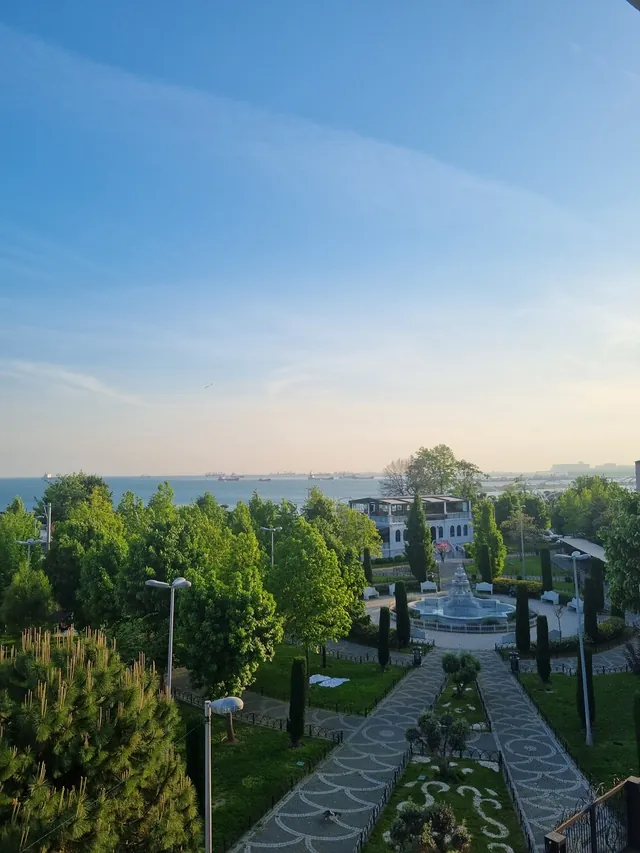 Sabah ışığında park ve Marmara